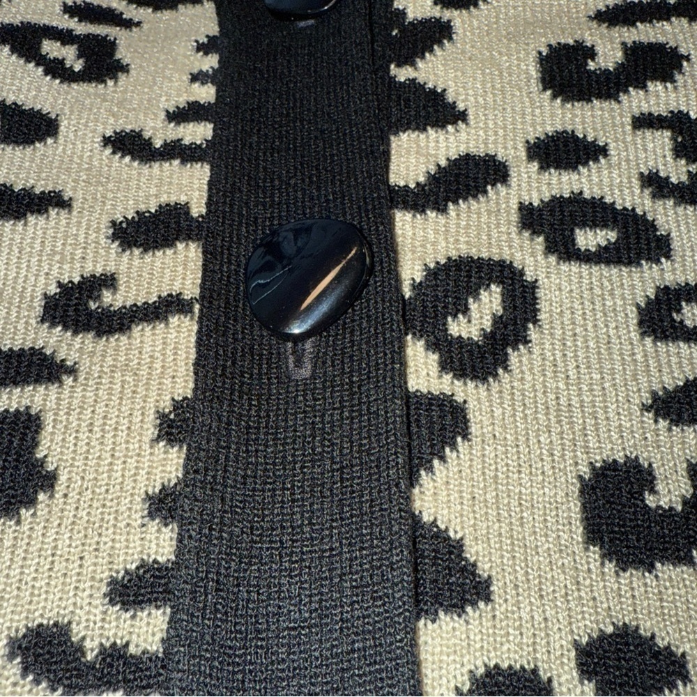 Stylish Animal Print Cardigan with Black Accents - Picture 3 of 5